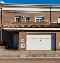 Casa adosada en Carrer maria jesus frances bravo (de), 98. Se vende