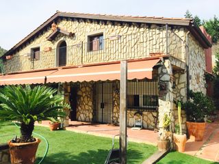 Alquiler Chalet en Urbanització can guell, 25. Casa tranquila y con sol todo el año