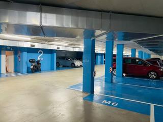 Rent Motorcycle parking in Carrer de josep gaspà 15. Plaza de alquiler moto grande