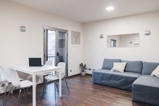 Alquiler Piso en Carrer descalços, sn. Piso muy luminoso con azotea privada