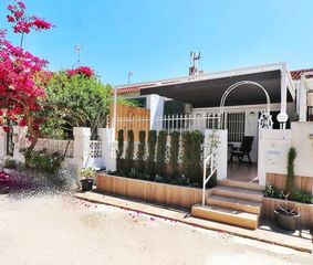 Casa pareada en Urbanizacion pinomar, 101. ¡haz realidad tu sueño de vivir junto al mar!
