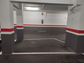Location Parking moto à Carrer del mestre dalmau 4. Parking espacioso para una moto o dos
