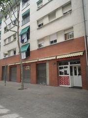 Affitto Locale commerciale in Carrer del riu ebre 15. Alquiler de local. negocio para entrar a trabajar!