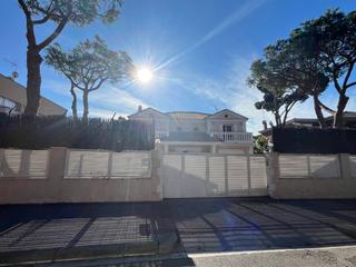 Lloguer Casa a Carrer de cunit 81. ¡alquiler todo el añoo temporada!