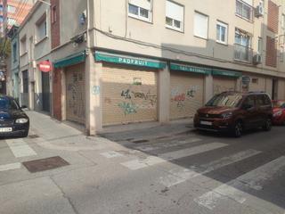Affitto Locale commerciale in Carrer de ribot i serra 46. Local esquinero con 4 escaparates