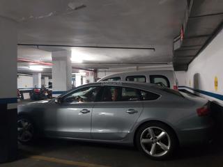 Aparcament cotxe a Carrer de mendel 12. Plaza para coche muy grande o coche y moto