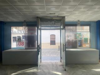 Local commercial à Calle antonio pérez tinao 12. Se vende local comercial de 865m2 en pleno centro