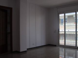 Rent Flat in Carrer de ricardo caro 66. Pis de quatre habitacions a vallparadís- escoles deterrassa