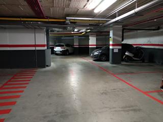 Location Parking voiture à Passeig del camp del roure 8. Parking junto a estación renfe est