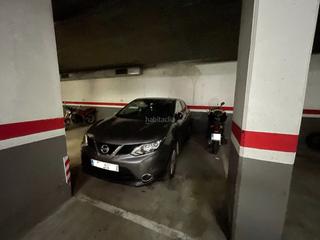 Parking voiture à Carrer de pere terr? i dom?nech 5. Parking para coche y moto