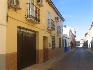 Casa aparellada a Calle ronda 111. Venta de casa en herencia