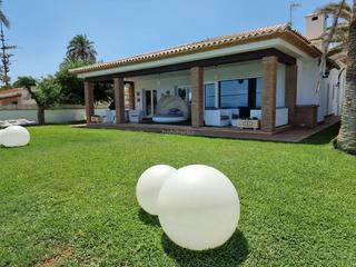 Casa en Carrer serra 5. Villa de un diseño exclusivo en primerísima línea
