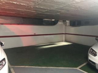 Rent Motorcycle parking in Passeig de sant joan 48. Parking para moto espacioso