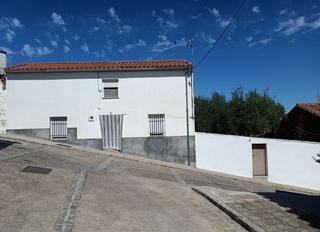 Casa a Calle de san josé 18. Casa de pueblo en azuel con patio y olivos.