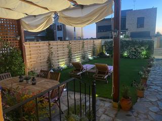 Maison jumelée à Calle rengalengo 18. Venta adosado urbanizacion arroyo del truebano