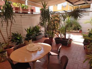 Casa en Carrer de watt 97. Casa con negocio