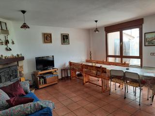 Casa adossada a Calle san pelayo 7. Casa rosa