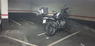 Rent Motorcycle parking in Carrer de les tres senyores 31. Parking moto alquiler