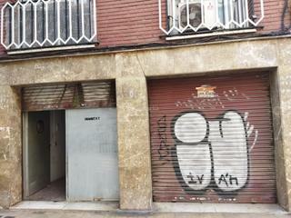 Local commercial à Carrer de coroleu 53. Local en venta con alarma de seguridad