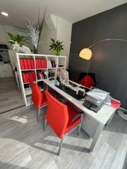 Local Comercial a Avinguda de salvador dalí i domènech 138. Oficina planta baja con escaparates