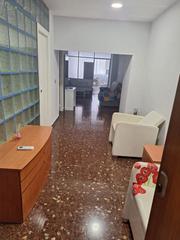 Lloguer Local Comercial a Avinguda 9 d'octubre 17. Ideal para estética