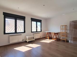 Rent Flat in Calle jugeda 15. Piso con mucha luz en alfambra