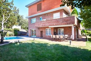 Casa en Carrer oceà atlàntic 71. Casa con amplio jardin y piscina