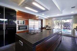 Maison à Carrer oceà atlàntic 71. Casa luminosa, con amplio jardin y piscina, para entrar a vivir