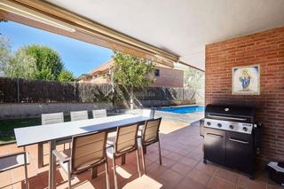 Casa en Carrer oceà atlàntic 71. Casa luminosa, con amplio jardin y piscina, para entrar a vivir
