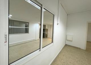 Rent Business premise in Carrer esperanto 1. Local espaiós i ben il·luminat en zona comercial