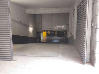 Location Parking voiture à Carrer del marroc 70. Amplia plaza para coche (suv)+moto+bici