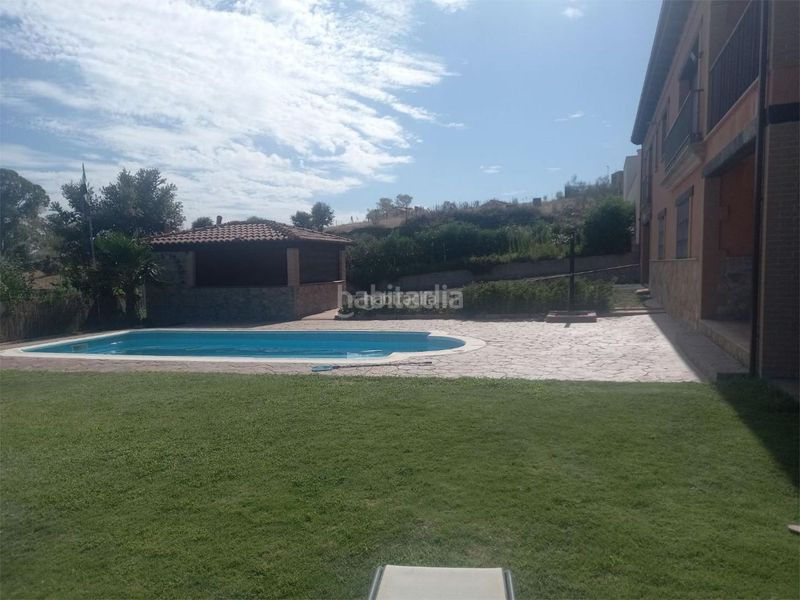 Foto d9ec7d00-2eed-4556-bc60-6e1572aa9ea5. Casa en calle clara campoamor 16 / calle clara campoamor en Malpartida de Plasencia