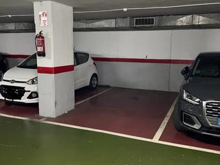 Aparcament cotxe a Carrer del general joan prim i prats 7. Parking para coche grande en cornella centro