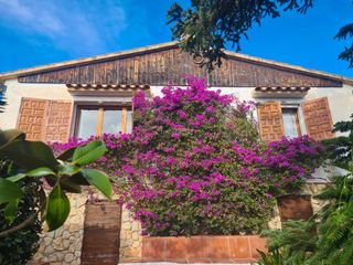 Casa in Avinguda de la generalitat 28. Chalet independiente con piscina en parcela de 900 m², vistas a