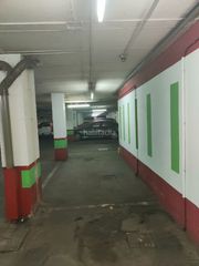 Miete Autoparkplatz in Calle de raimundo fernández villaverde 30a. Plaza protegida por pared y columnas