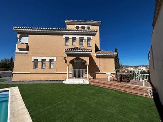 Casa aparellada a Rotonda del almez 8. Casa pareada en monteluz