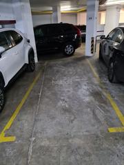 Aparcament cotxe a Passatge dels garrofers 30. Parking con puerta automática y videovigilancia