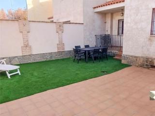 Casa a Calle frontón 6. Chalet adosado moderno de 3 plantas