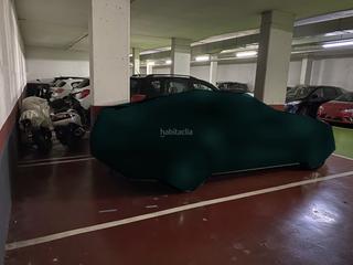 Autoparkplatz in Carrer de monturiol 1. Parking amplio para coche y 2 motos