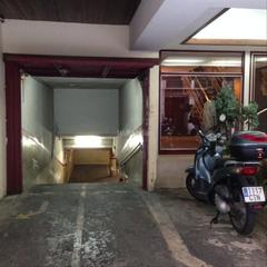Rent Motorcycle parking in Carrer d'oliana 8. Parquing moto en sant gervasio (1ªplanta)