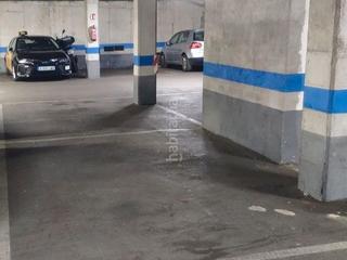 Lloguer Aparcament cotxe a Avinguda de canaletes 33. Parking para coche grande cómodo.