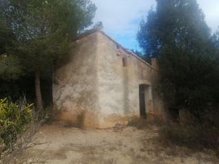 Landgut in Camì del pas a nivell 9. Se venden dos fincas con agua y luz y dos casas