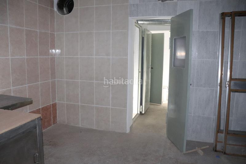 Foto 59865f38-fef8-48e5-a0b9-112f59316a97. Local comercial en ronda de la cerdanya 34 local comercial con salida de humos. en Mataró