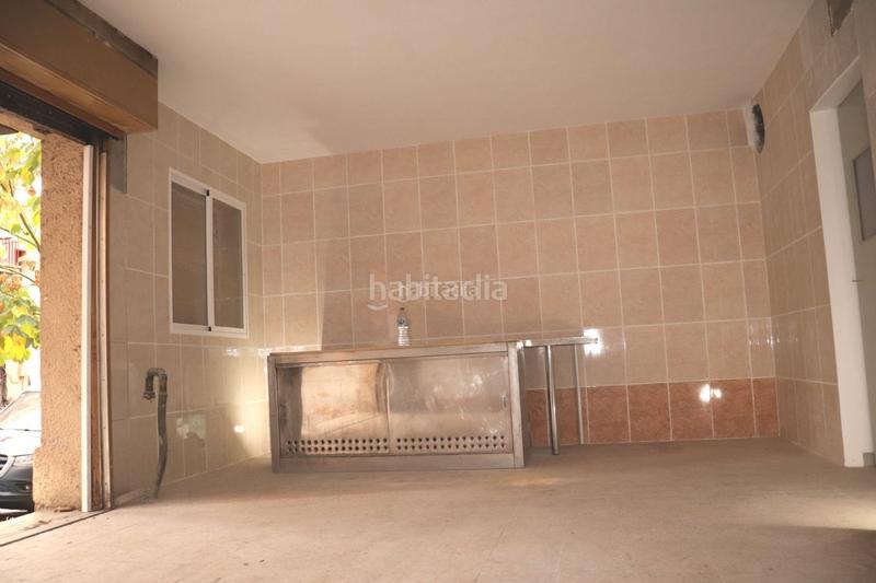 Foto bddc10c9-8091-4b37-8cf2-bc49e6b1c39f. Local comercial en ronda de la cerdanya 34 local comercial con salida de humos. en Mataró