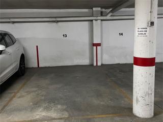 Parking voiture à Calle lezuza 14. La roda / calle lezuza