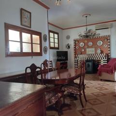 Chalet en Calle reyes católicos 36. Hermosa casa familiar con local comercial