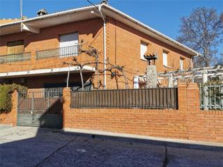 Maison jumelée à Calle greco 4. Burgohondo / calle greco