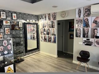 Rent Office space in Carrer de la selva de mar 242. Una cabina profesional de tatuajes