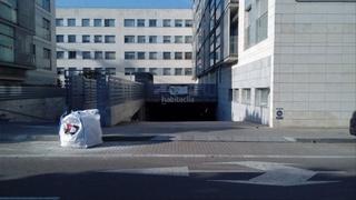 Aparcament cotxe a Avinguda de can bellet 35. Plaza de aparcamiento con trastero