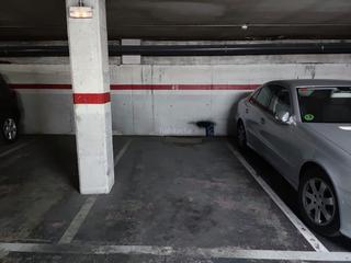 Rent Car parking in Travessera industrial 161. Plaza de parking para furgoneta y moto